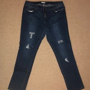 Skinny/straight leg distressed jeans 👖